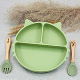Vaisselle bébé vert clair avec prénom gravé. Set repas complet avec assiette compartimentée et couverts bois.