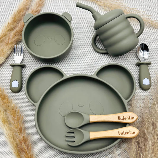 Vaisselle bébé vert olive en silicone avec prénom : assiette ours, tasse, couverts et bol pour repas sécurisé.