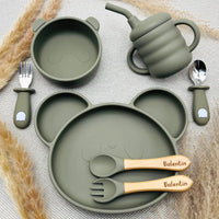 Vaisselle bébé vert olive en silicone avec prénom : assiette ours, tasse, couverts et bol pour repas sécurisé.