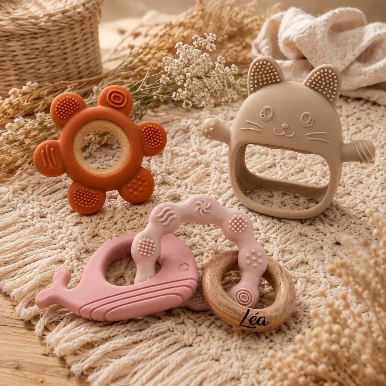 Anneaux de dentition bebe Baby-Crea en silicone et bois sur fond boheme, ideaux pour soulager les poussées dentaires