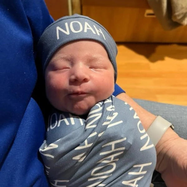 Nouveau-né emmailloté dans une couverture en fibre de bambou.